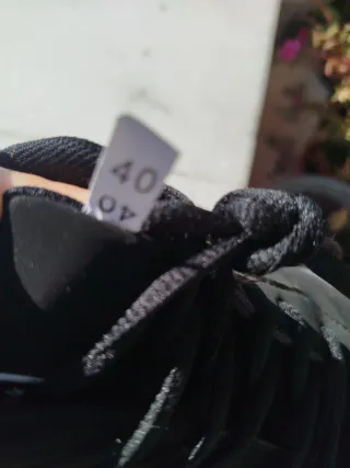 Tenis negros con suela blanca