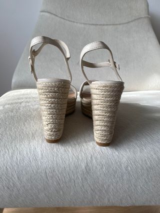 Sandalias con plataforma beige Stradivarius