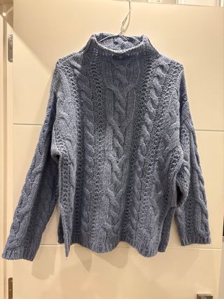 Jersey de lana azul trenzado
