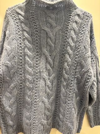 Jersey de lana azul trenzado