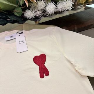 T-shirt Ami bege com coração vermelho