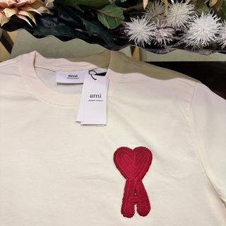 T-shirt Ami bege com coração vermelho