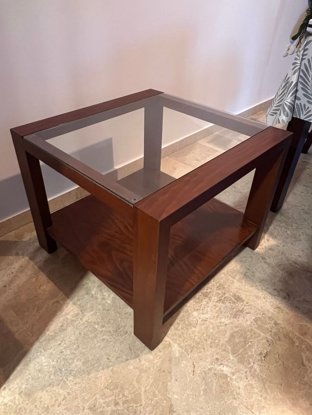 dos mesas de madera maciza en muy buen estado