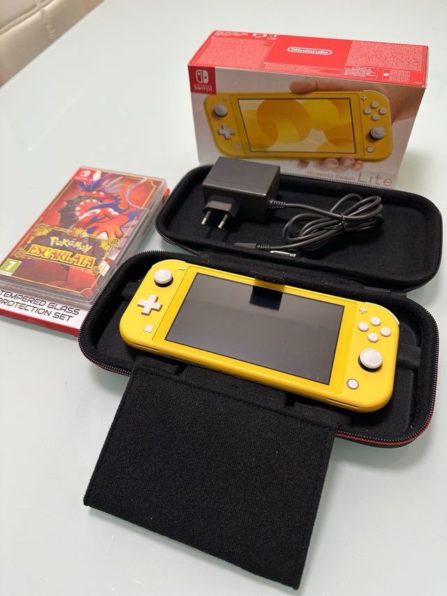 Nintendo Switch Lite Amarilla + Pokémon Escarlata