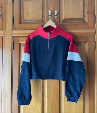 Sudadera corta con cremallera y bloques de color