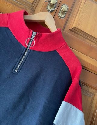 Sudadera corta con cremallera y bloques de color