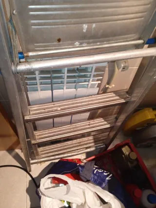 Escalera plegable de aluminio