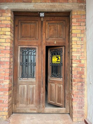 Puerta de madera maciza