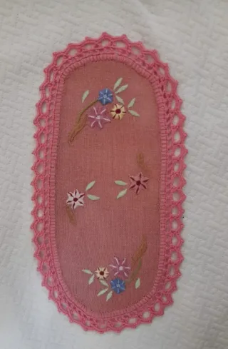 7 centrini ovali rosa con fiori ricamati a mano