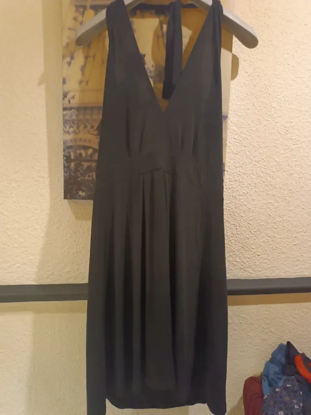 Elegante vestido negro espalda descubierta