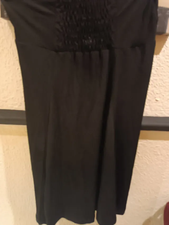 Elegante vestido negro espalda descubierta