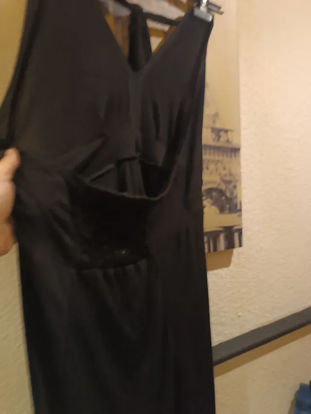 Elegante vestido negro espalda descubierta