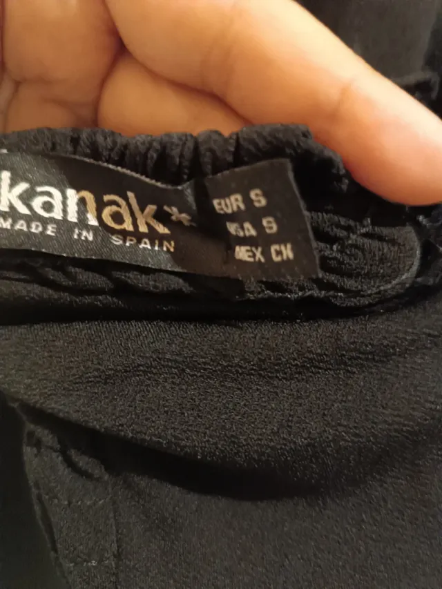 Elegante vestido negro espalda descubierta