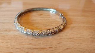 Pulsera rígida plateada con pedrería