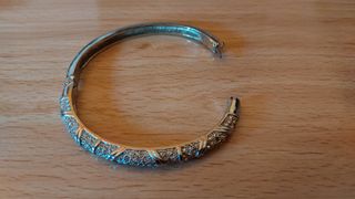 Pulsera rígida plateada con pedrería