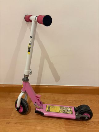 Patinete infantil rosa.