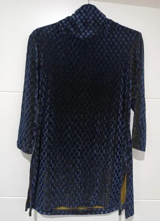 Blusa azul con detalles dorados