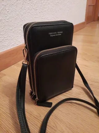 Bolso Negro de hombro con 3  cremallera doradas.