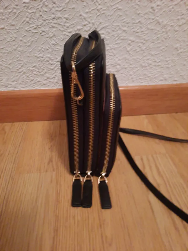 Bolso Negro de hombro con 3  cremallera doradas.
