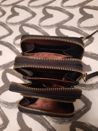 Bolso Negro de hombro con 3  cremallera doradas.