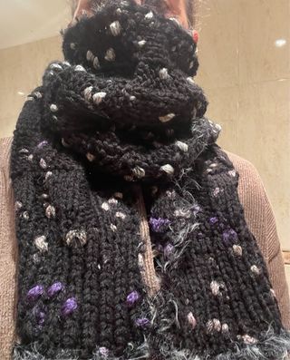 Bufanda negra con topos morados y grises