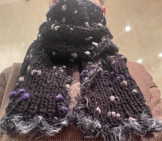 Bufanda negra con topos morados y grises