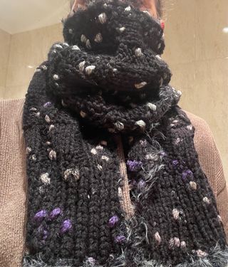 Bufanda negra con topos morados y grises