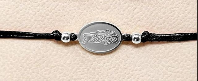 Pulsera San Judas Tadeo hilo negro