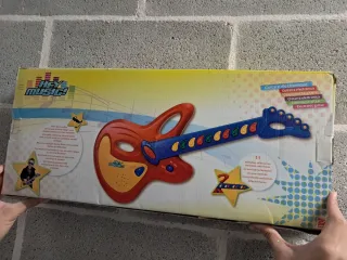 Guitarra electrónica y gafas