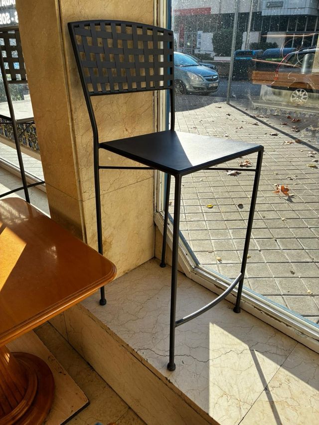 2 sillas altas de hierro negra