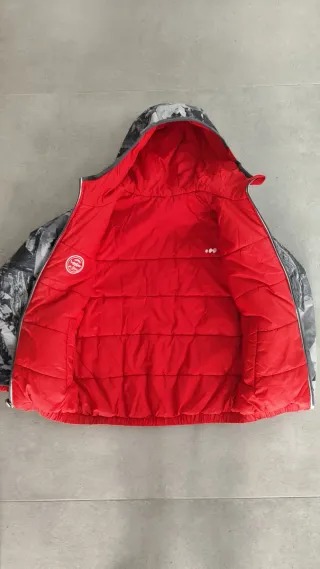 Chaqueta reversible con capucha