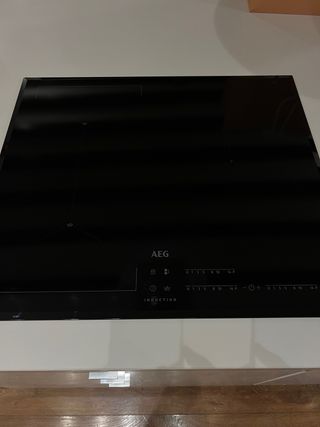 Placa de inducción AEG 3 zonas. Tiene garantía
