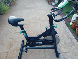 Bicicleta Estática Negra y Verde