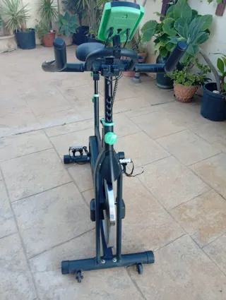 Bicicleta Estática Negra y Verde