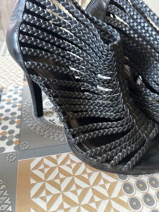 Zapatos Zara tacón trenzados negros