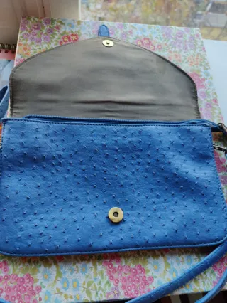 Bolso azul con textura