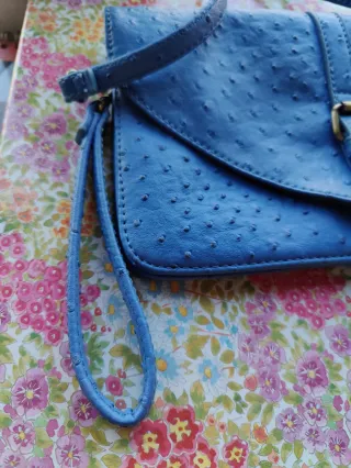 Bolso azul con textura