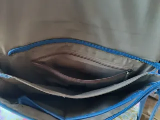 Bolso azul con textura