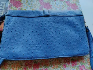 Bolso azul con textura