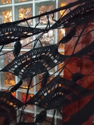 Mantón negro de encaje de ganchillo
