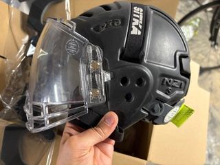 Casco de hockey NZI S con visera
