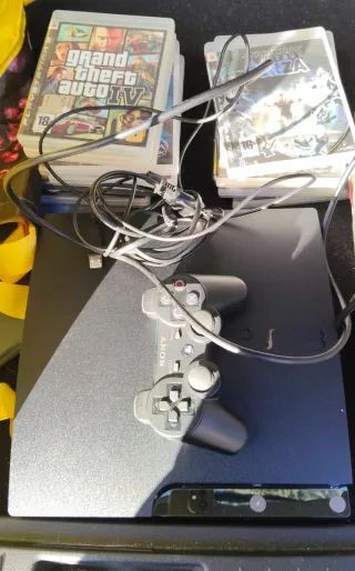 PlayStation 3 con giochi e controller