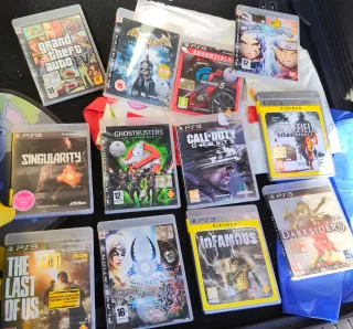 PlayStation 3 con giochi e controller