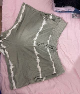 Pantalón corto tie-dye verde y blanco