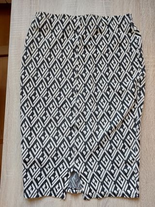 Falda midi estampada blanco y negro