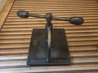 Prensa de encuadernar antigua