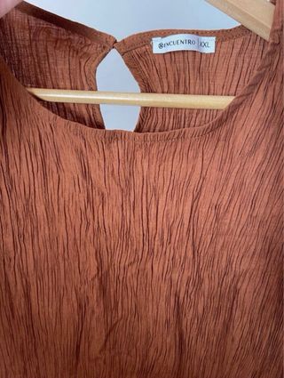 Camiseta marrón con textura