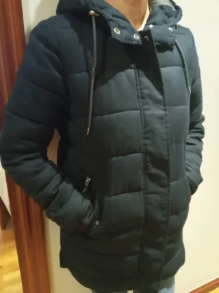 Parka con capucha azul marino casi negro