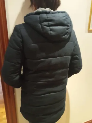 Parka con capucha azul marino casi negro