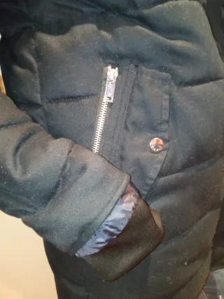 Parka con capucha azul marino casi negro